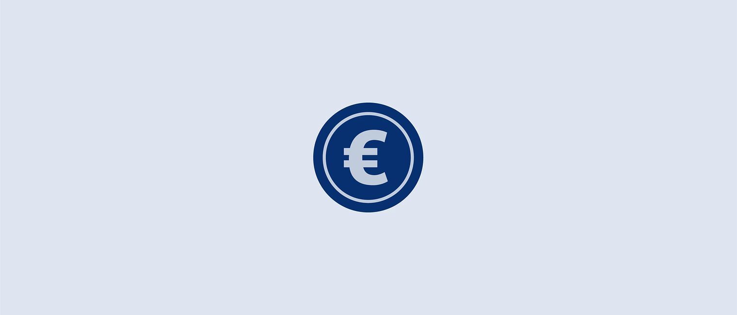 Betriebsführung Euromünze auf hellblauen Hintergrund.