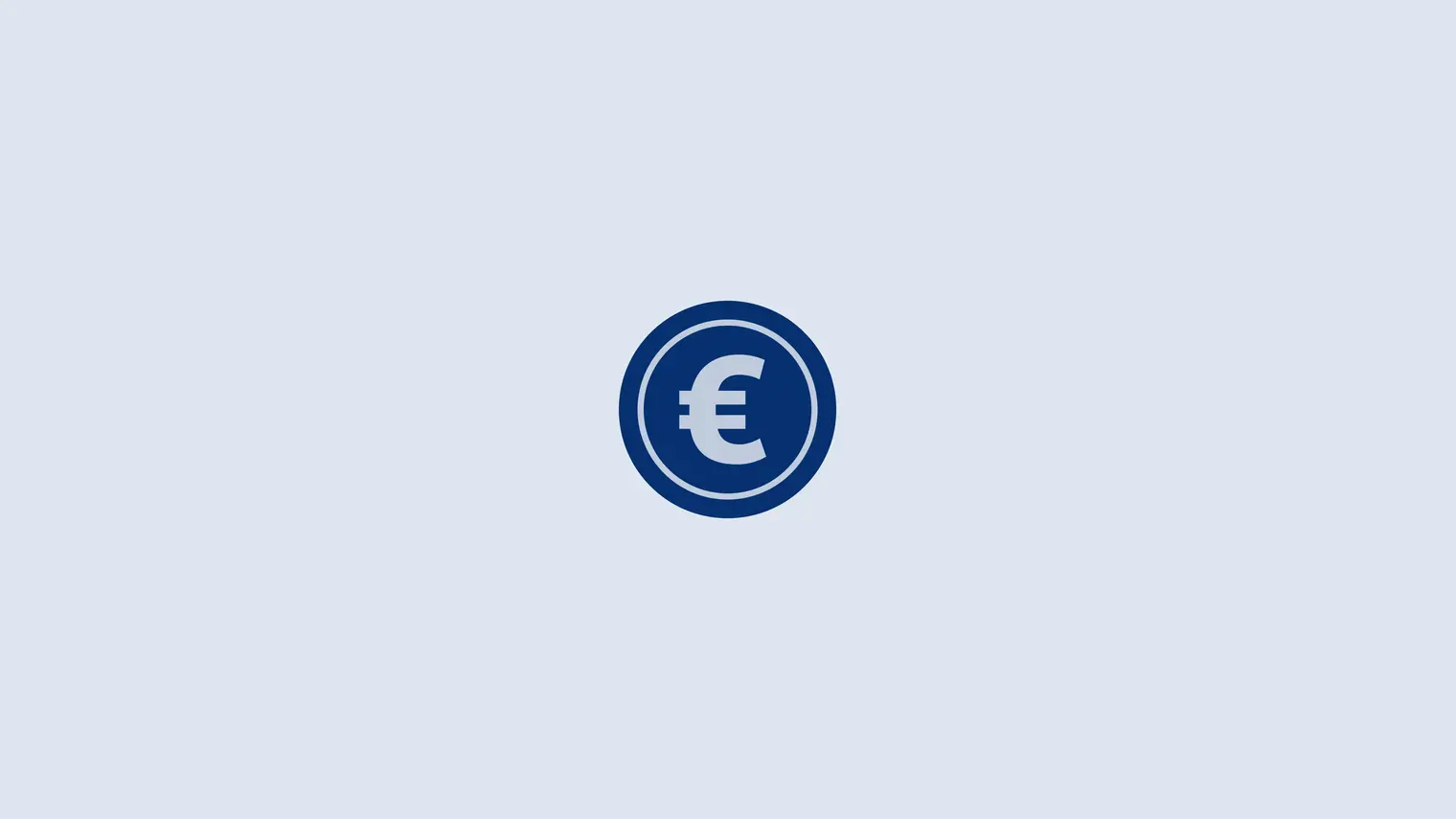 Euromünze auf hellblauen Hintergrund.