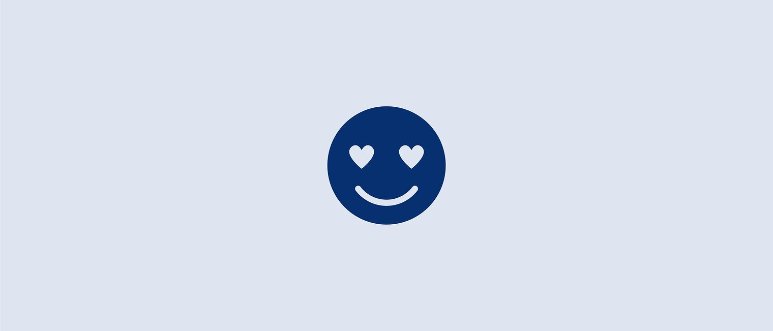 Lächelndes Emoji mit Herzaugen auf hellblauen Hintergrund