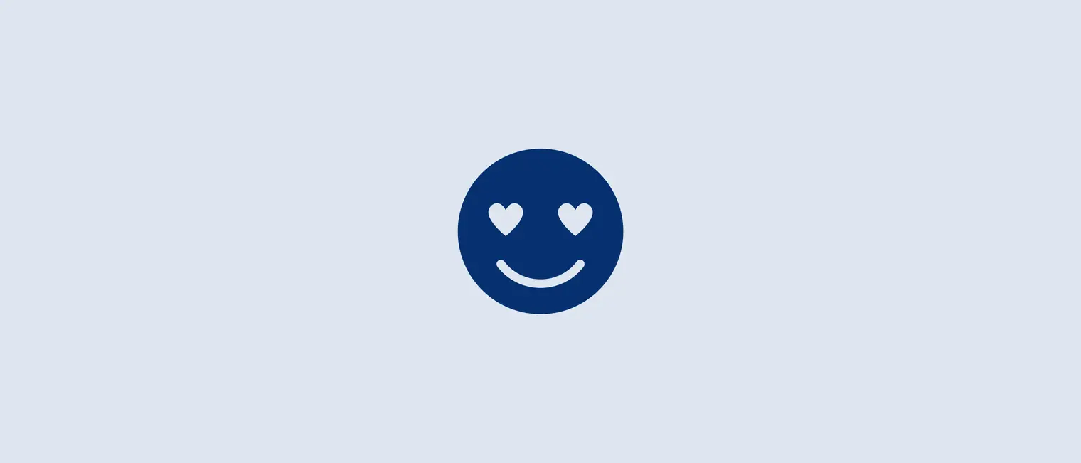 Lächelndes Emoji mit Herzaugen auf hellblauen Hintergrund