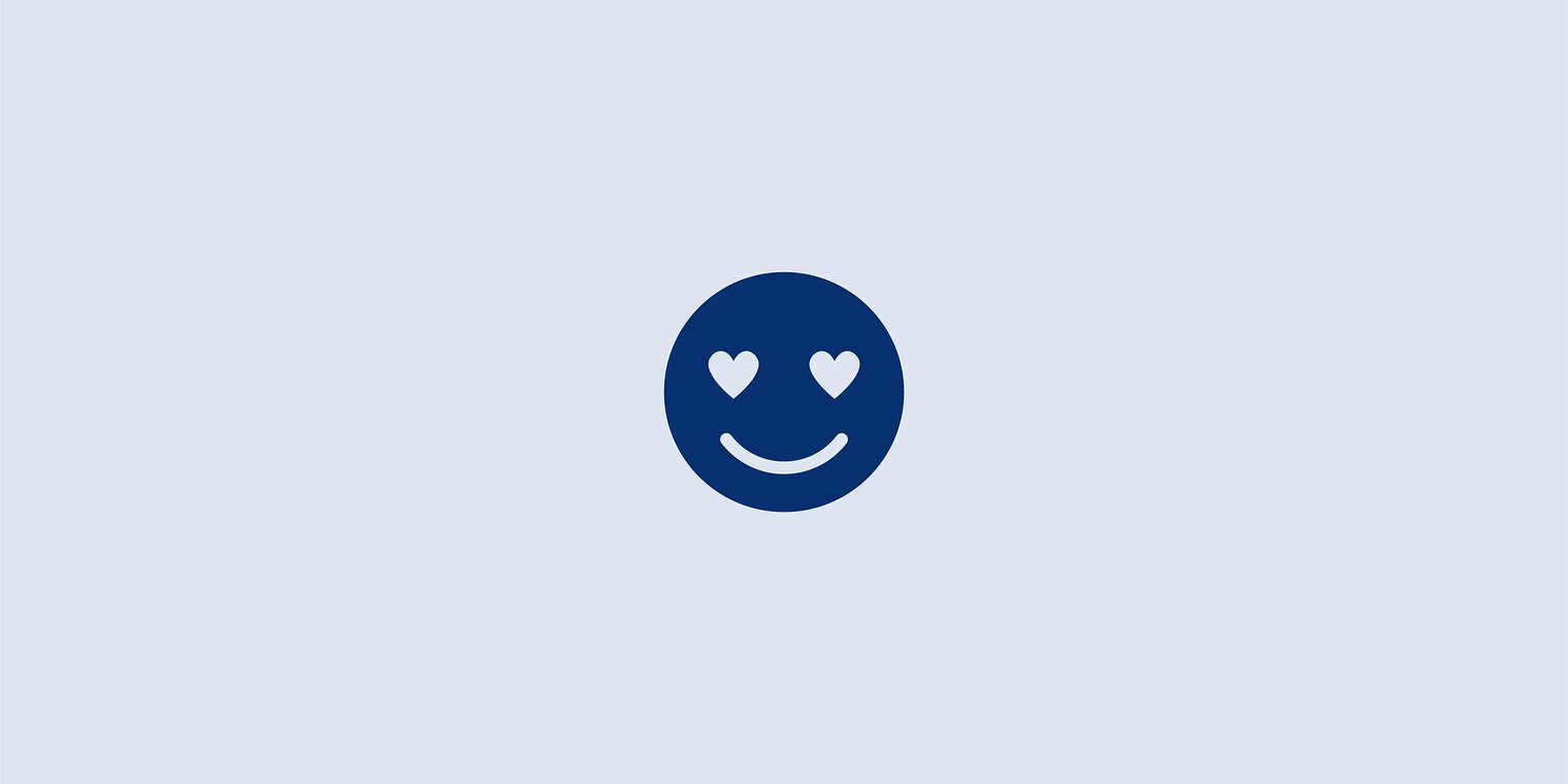 Lächelndes Emoji mit Herzaugen auf hellblauen Hintergrund
