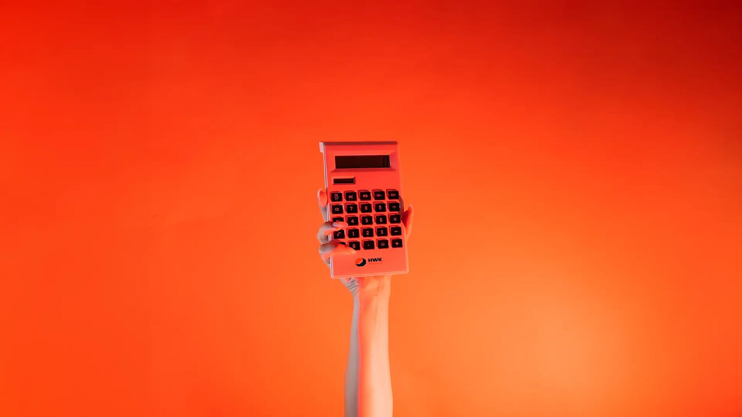 Ein Arm ist vor orangenem Hintergrund senkrecht nach oben gestreckt und in der Hand wird ein Taschenrechner gehalten.