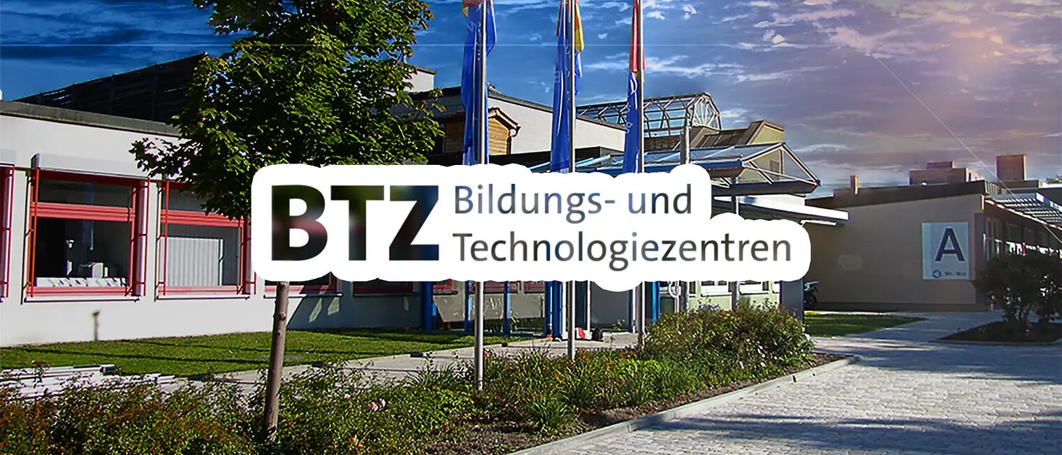 Ein Foto von unserem Bildungs- und Technologiezentrum 2. Zu sehen ist das Gebäude A. Über dem Foto liegt ein stilisierter Schriftzug: "BTZ - Bildungs- und Technologiezentren"