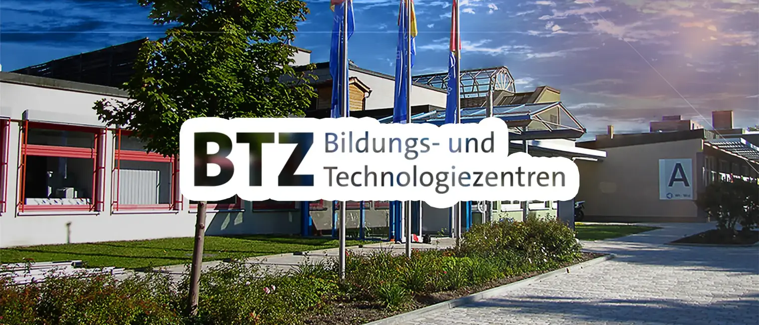 Ein Foto von unserem Bildungs- und Technologiezentrum 2. Zu sehen ist das Gebäude A. Über dem Foto liegt ein stilisierter Schriftzug: "BTZ - Bildungs- und Technologiezentren"