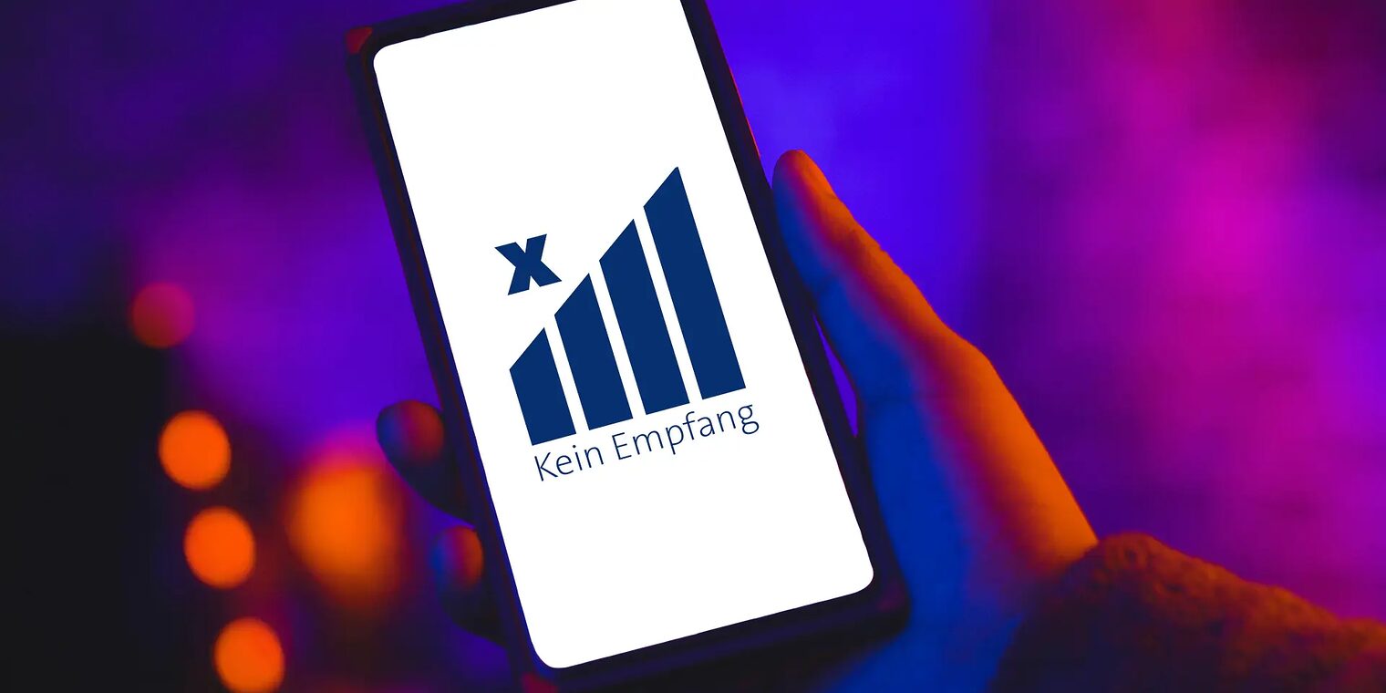 Eine Hand hält ein Smartphone auf dessen Display groß angezeigt wird, dass es keinen Empfang hat.